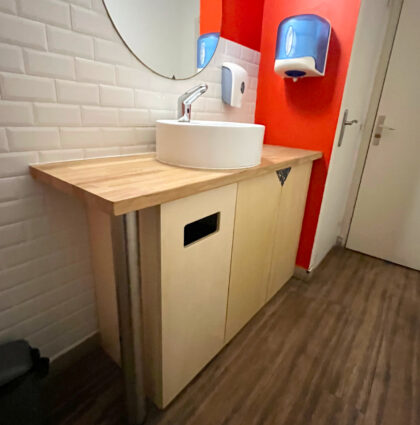 Meubles de rangement et poubelles pour toilettes