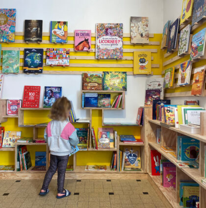 Aménagement espace jeunesse librairie